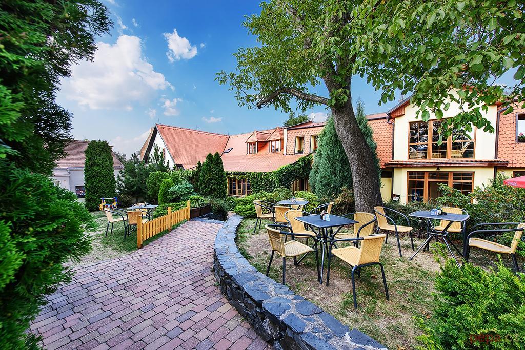 Restaurace A Penzion U Palecku Skutec Exterior photo
